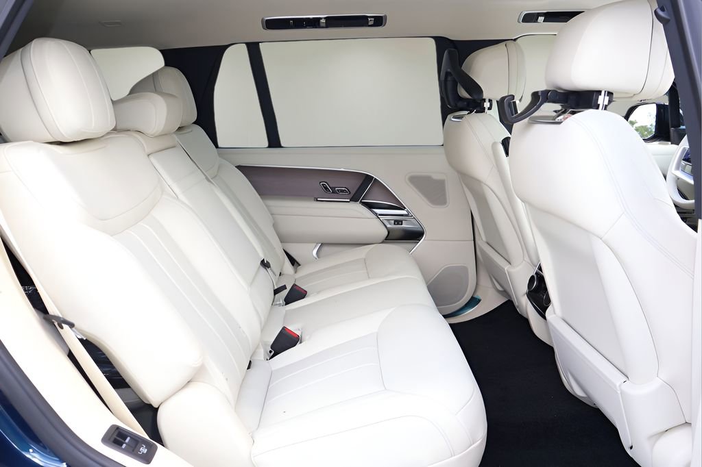 New 2026 Land Rover Range Rover Long Wheelbase SE AWD/4WD image 17