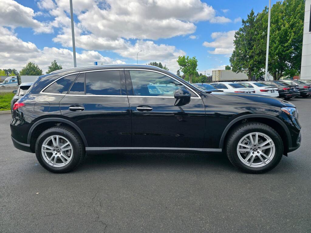 Used 2024 Mercedes-Benz GLC 300 4MATIC w/ Driver Assistance Package image 7