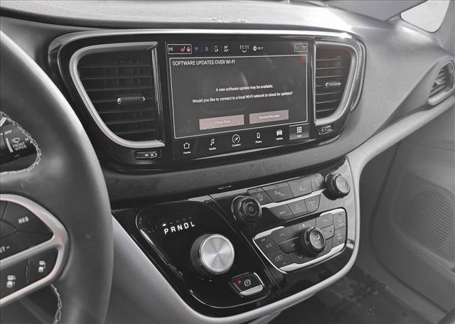 Used 2023 Chrysler Pacifica Touring-L image 14