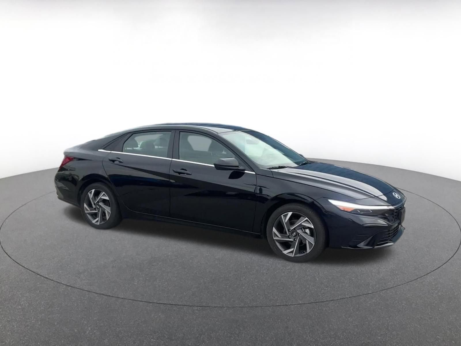 Used 2025 Hyundai Elantra SEL image 2