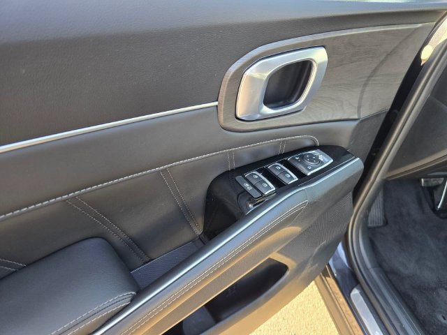 Used 2025 Kia Sorento SX AWD/4WD image 18