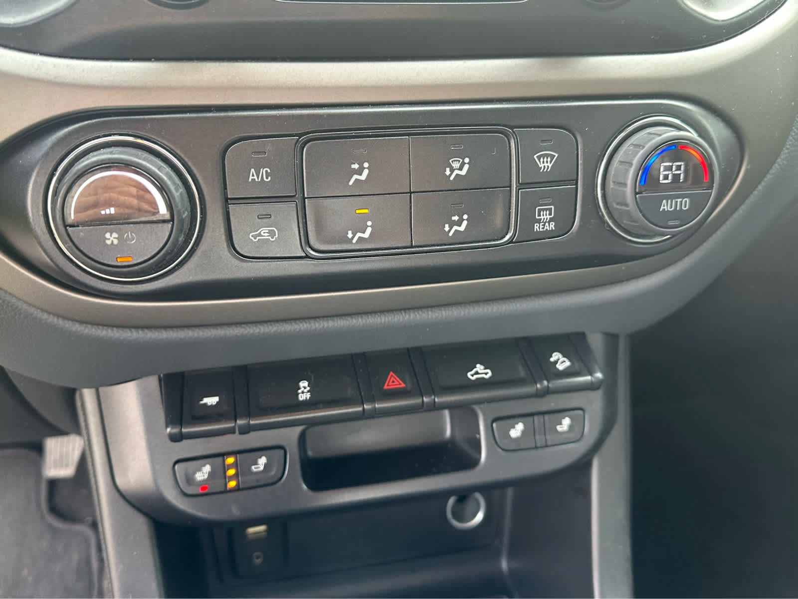 Used 2015 Chevrolet Colorado Z71 AWD/4WD image 16