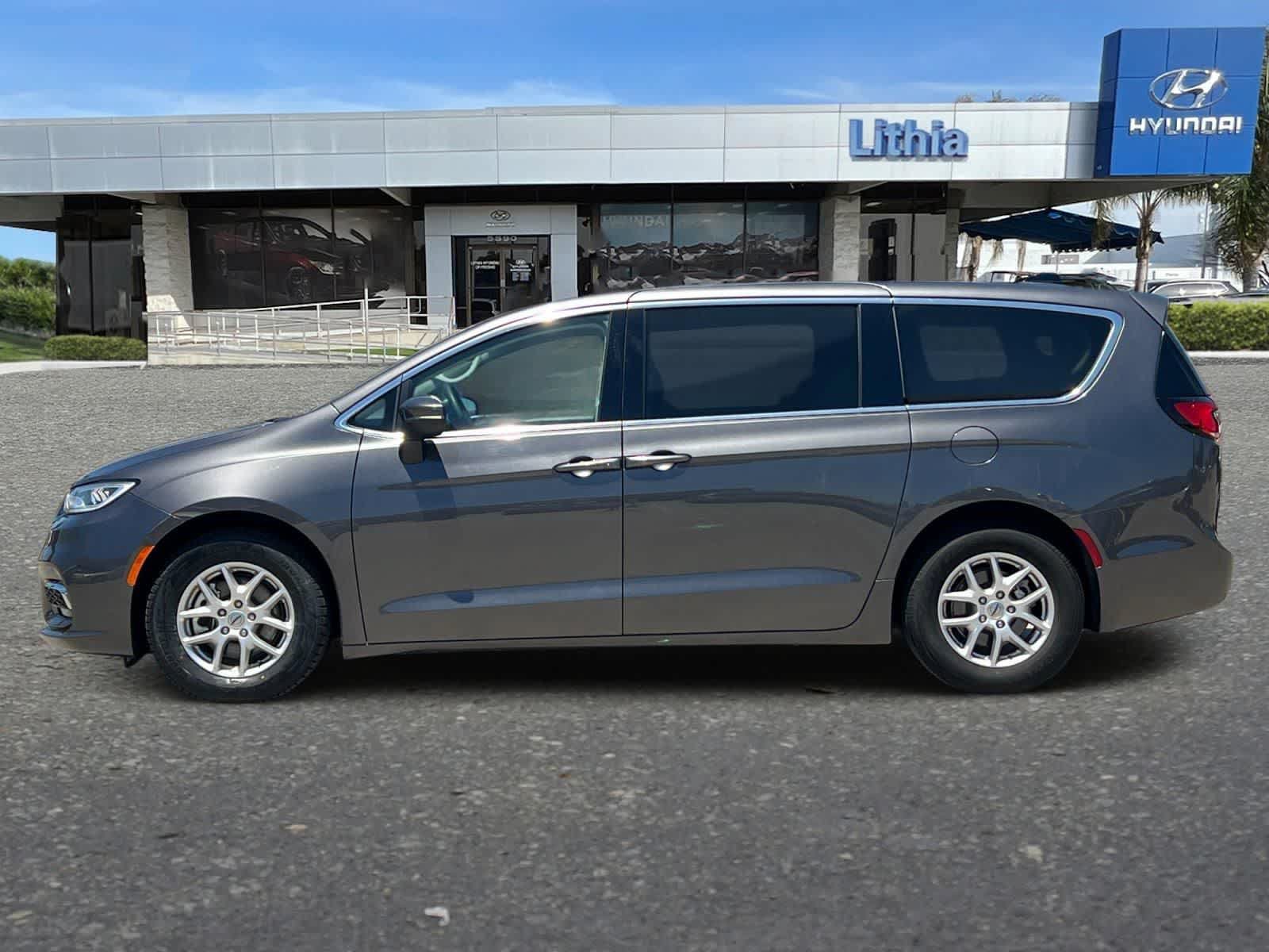 Used 2023 Chrysler Pacifica Touring-L FWD image 6