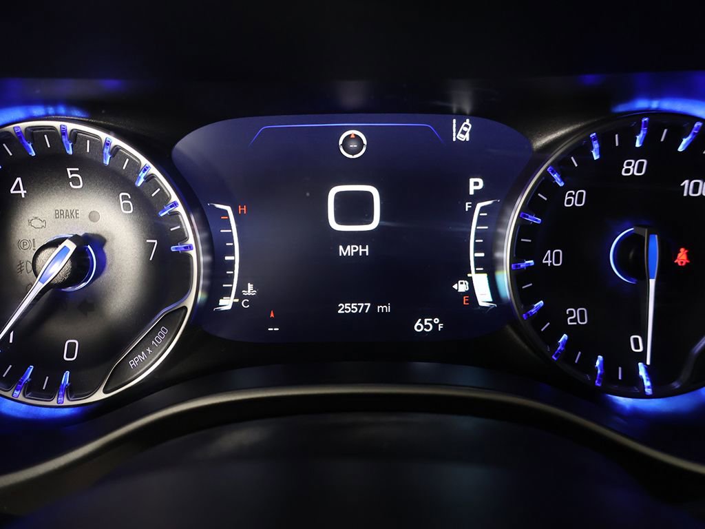 Used 2025 Chrysler Pacifica Select image 46