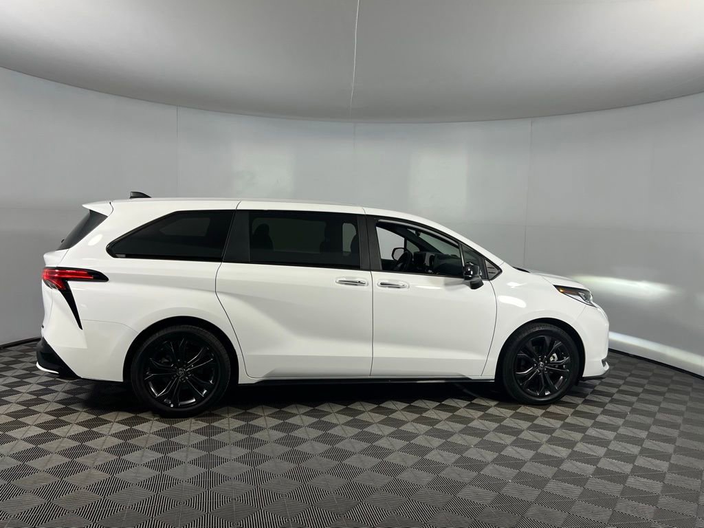 Used 2025 Toyota Sienna XSE image 3