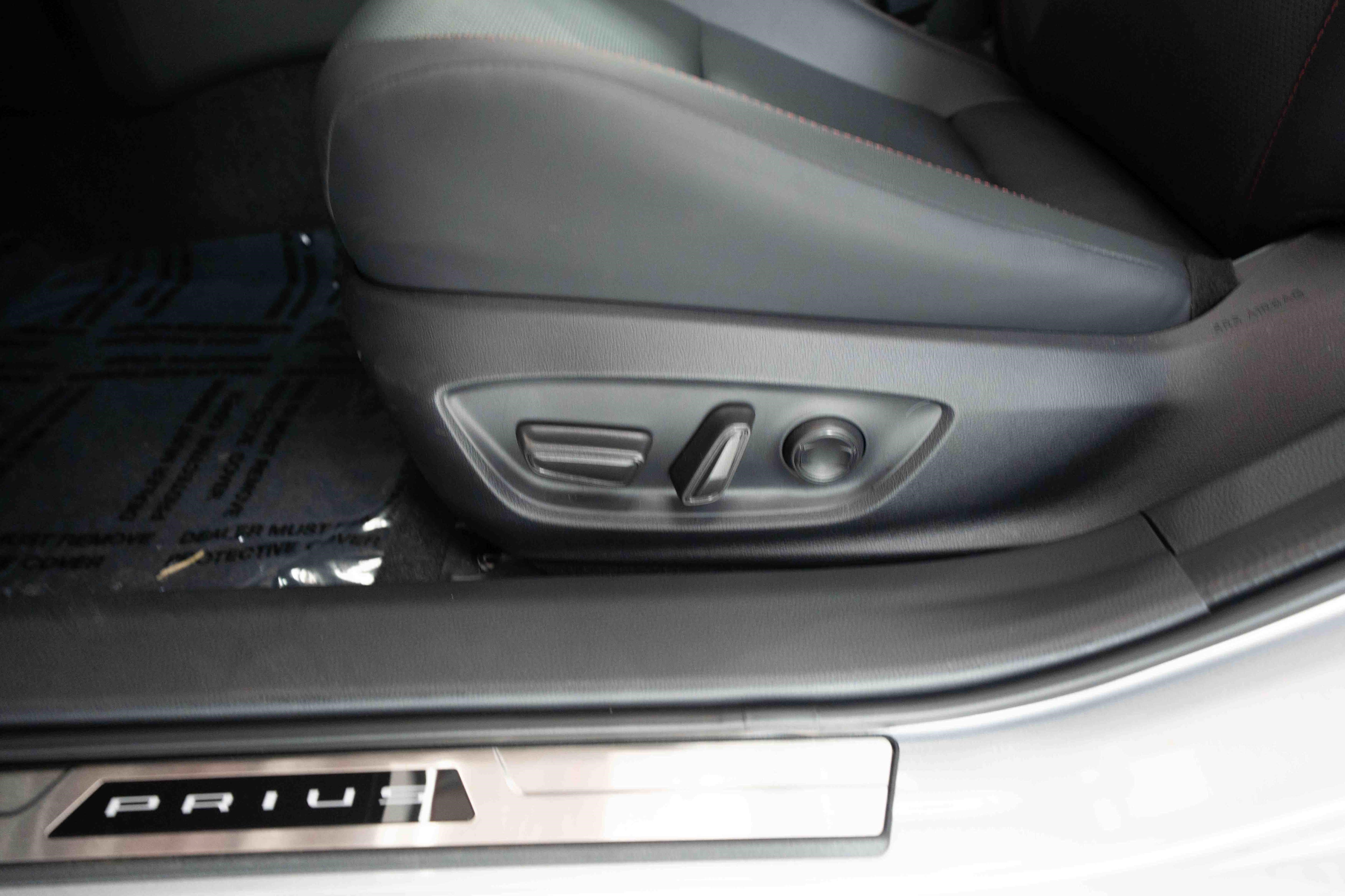 Certified 2026 Toyota Prius Plug-In Hybrid FWD image 13