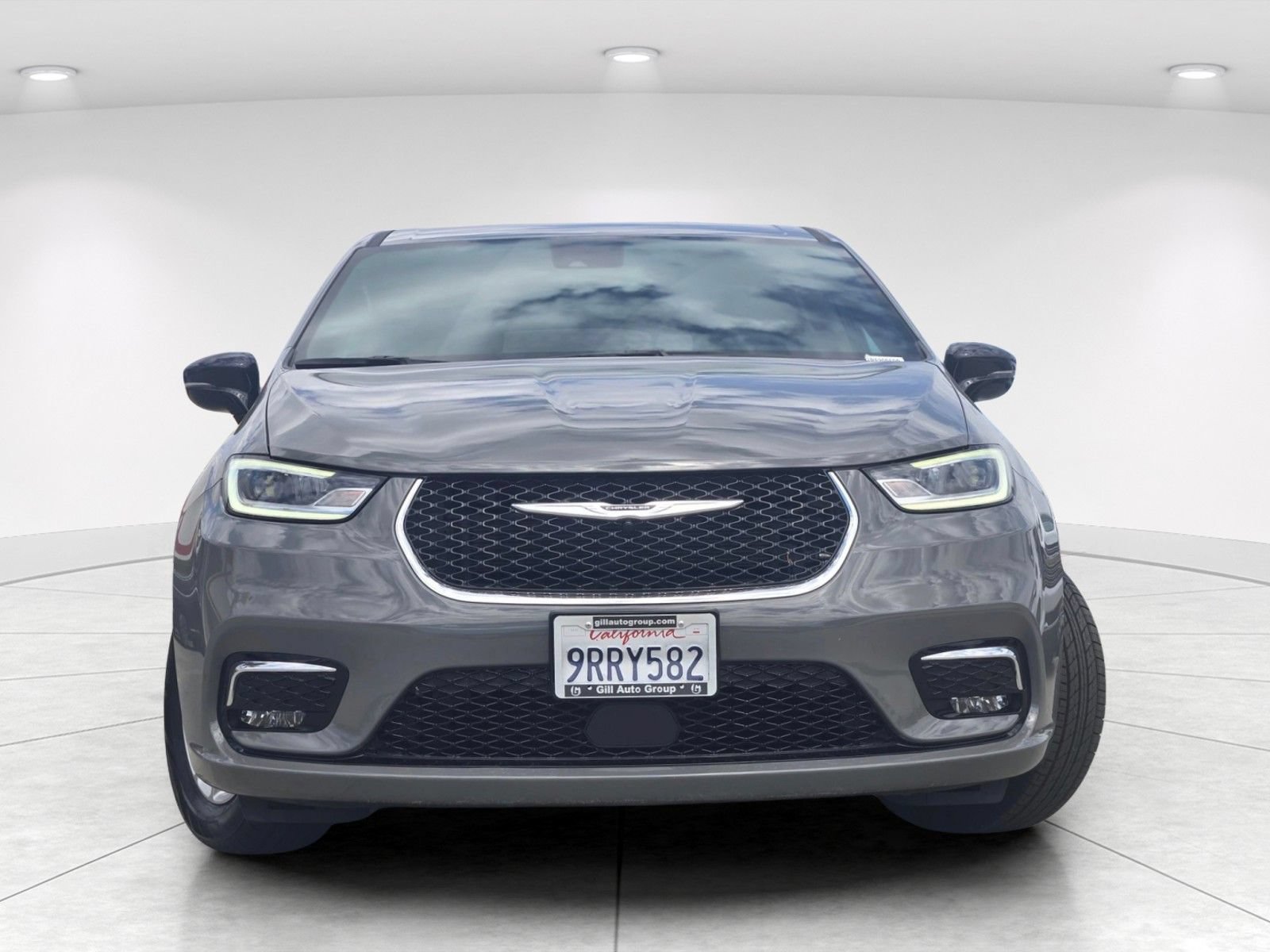 Used 2025 Chrysler Pacifica Select FWD image 2