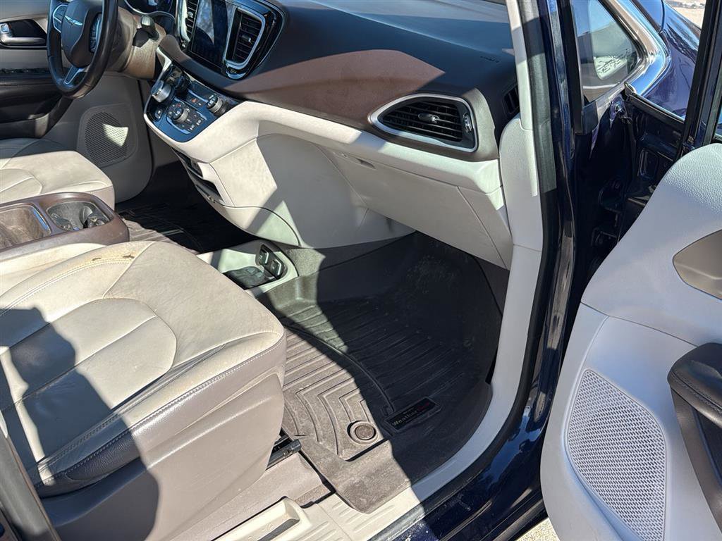 Used 2017 Chrysler Pacifica Touring-L w/ Tire & Wheel Group image 18