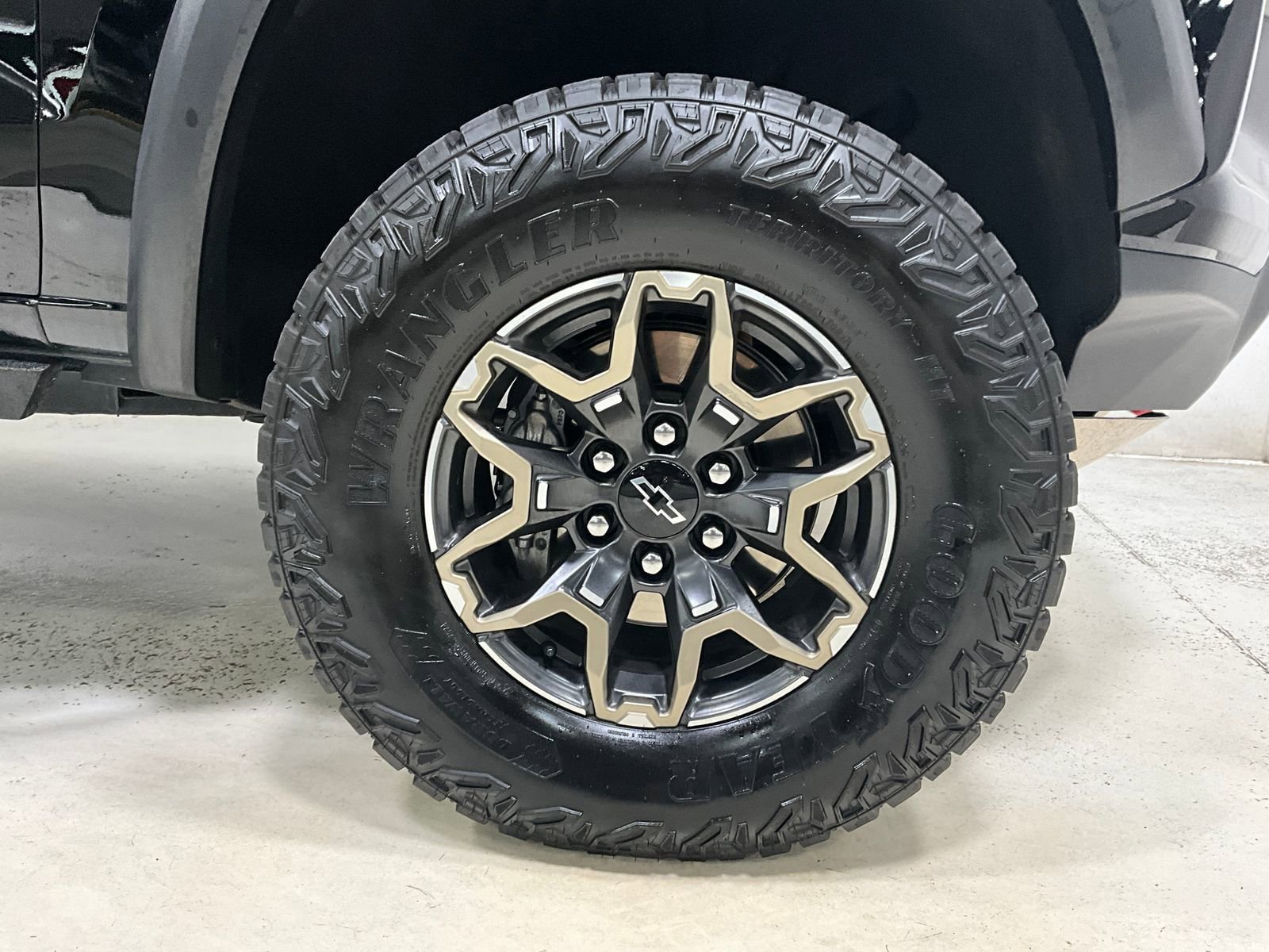 Used 2024 Chevrolet Colorado ZR2 w/ Technology Package AWD/4WD image 11