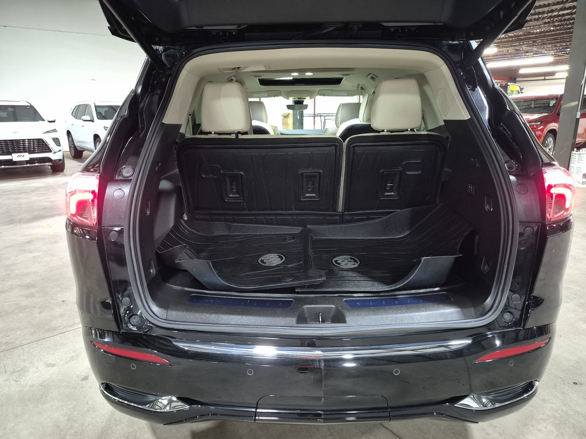 Used 2022 Buick Enclave Avenir w/ Avenir Technology Package AWD/4WD image 28