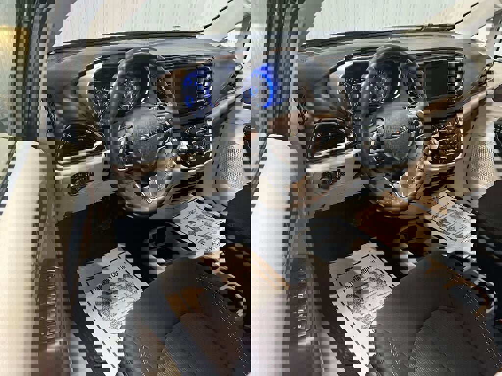 Used 2022 Chrysler Voyager LX image 2