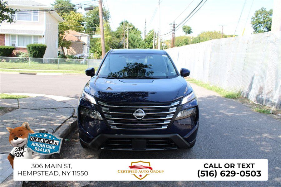 Used 2024 Nissan Rogue SV FWD image 2