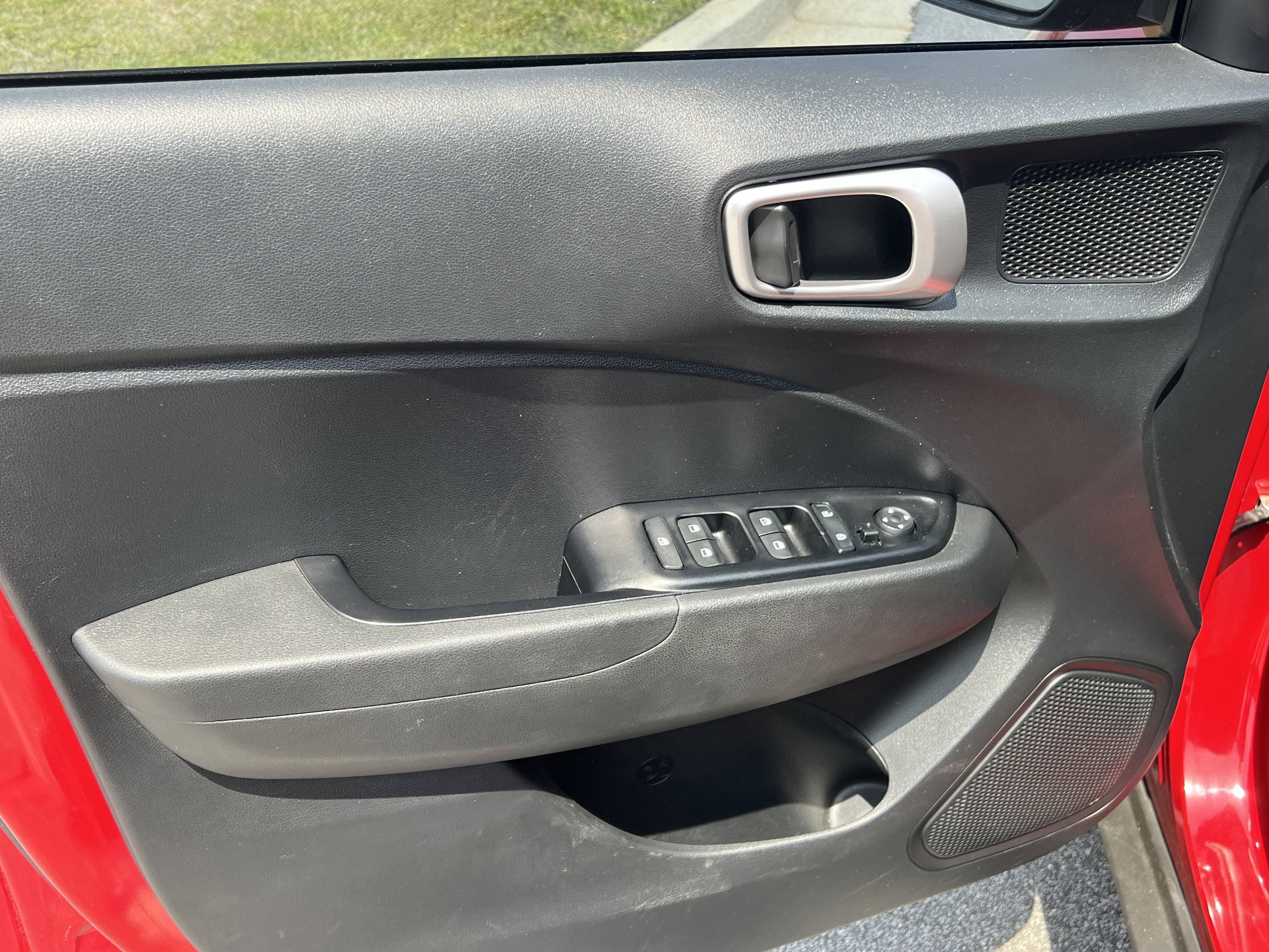 Used 2022 Hyundai Venue SEL FWD image 10