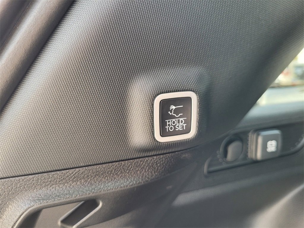 Used 2025 Jeep Grand Cherokee Laredo X w/ Luxury Tech Group I image 11