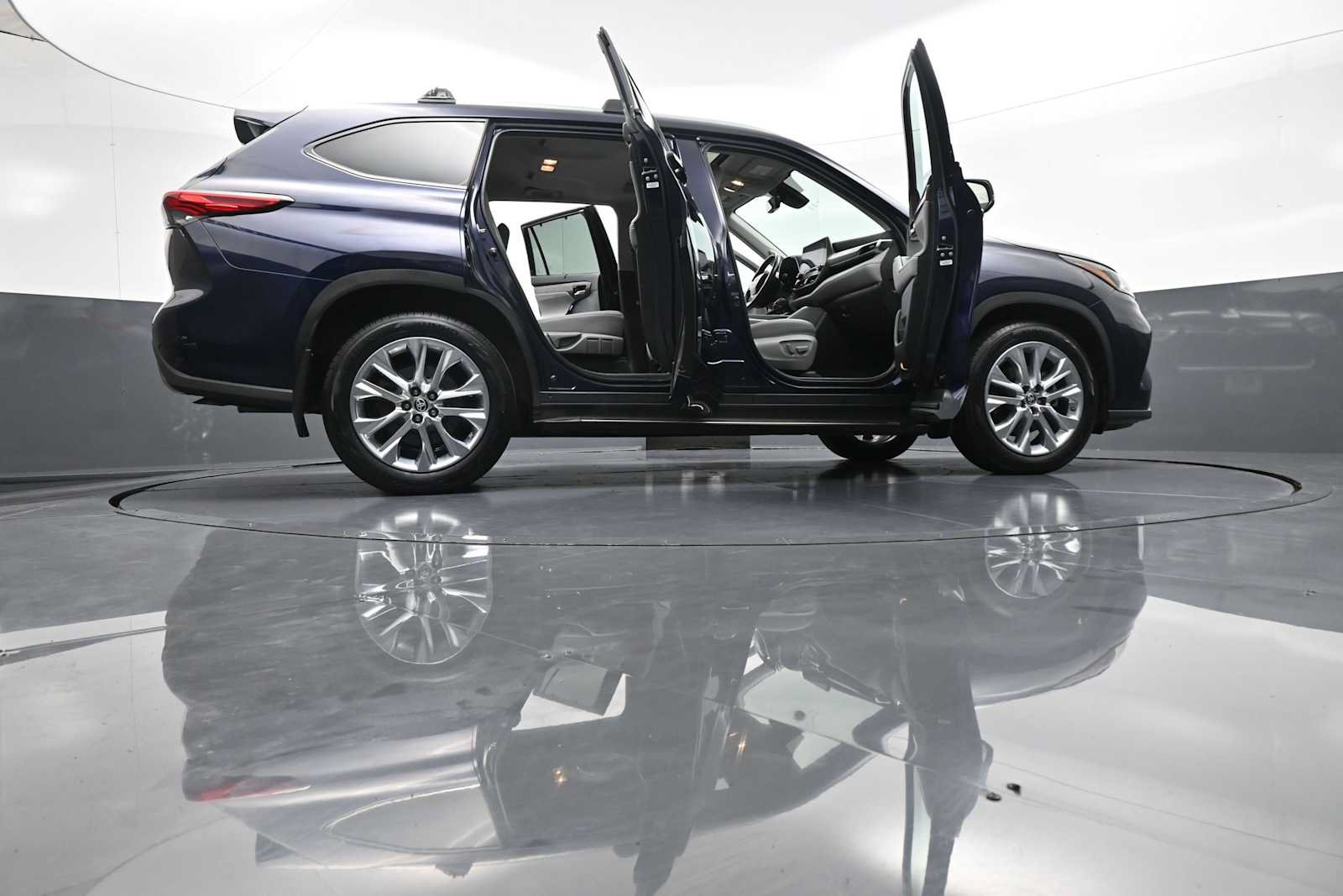 Used 2022 Toyota Highlander Limited AWD/4WD image 49