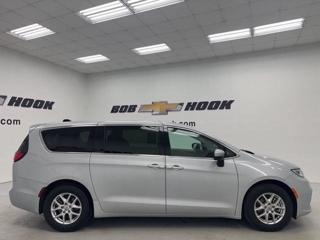 Used 2023 Chrysler Pacifica Touring-L FWD image 4
