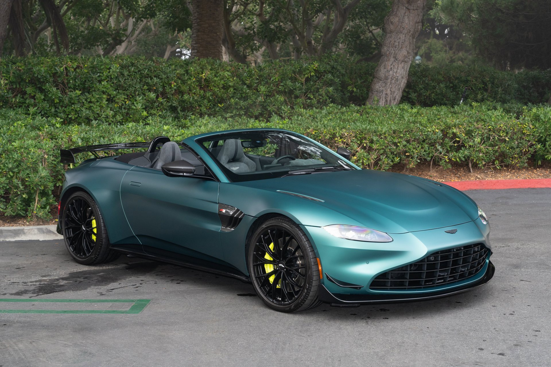 Used 2023 Aston Martin V8 Vantage Roadster image 1