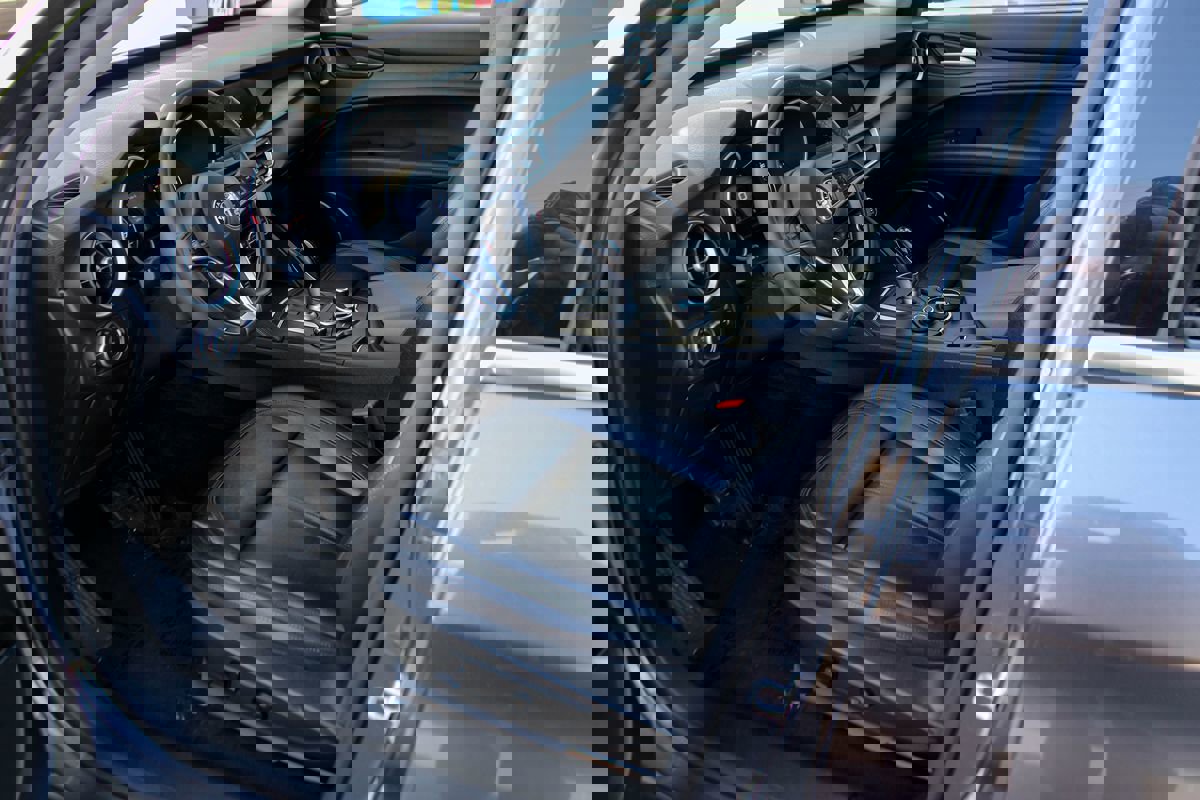 Used 2018 Alfa Romeo Stelvio AWD image 14