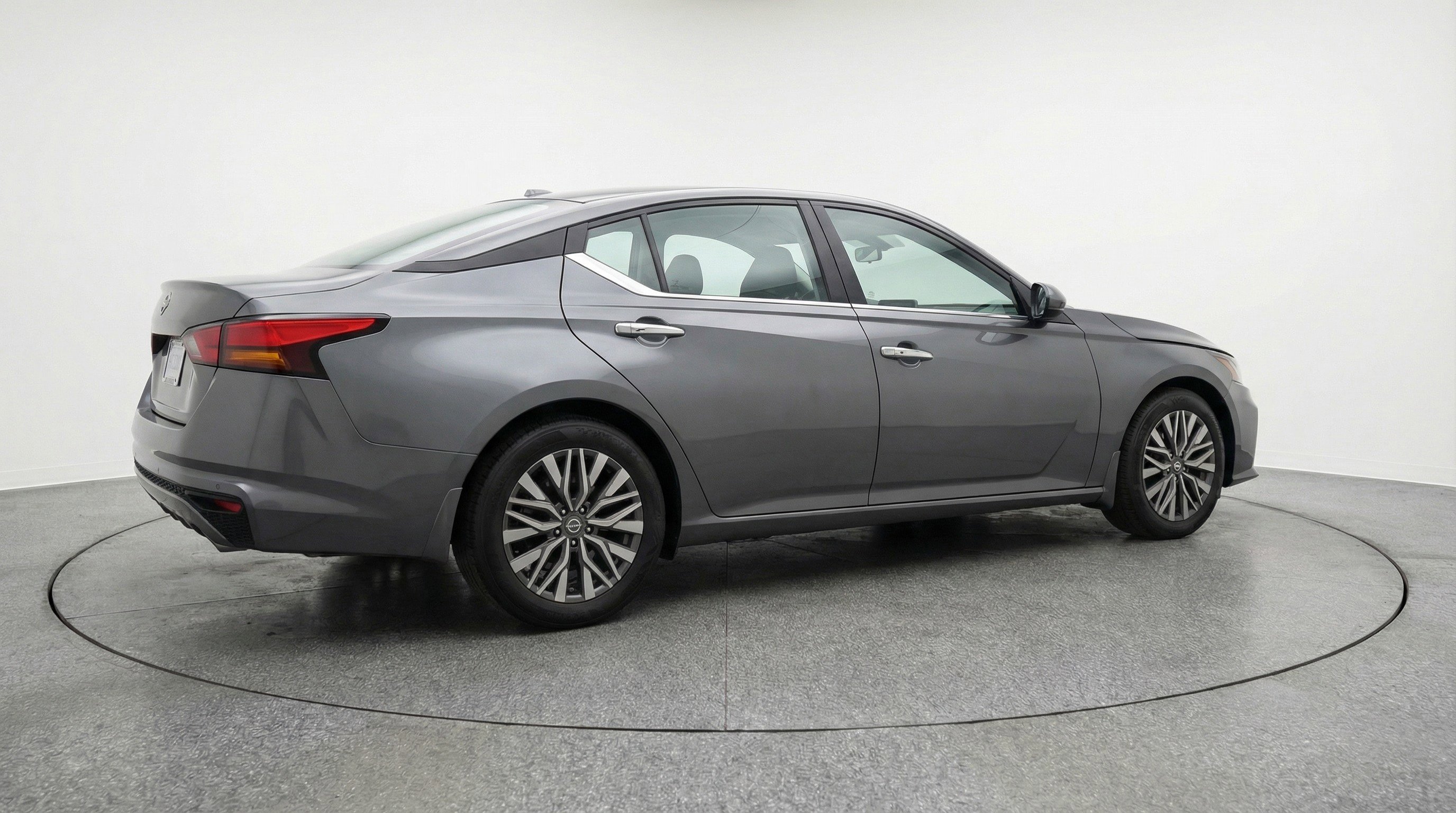 Used 2025 Nissan Altima 2.5 SV image 9