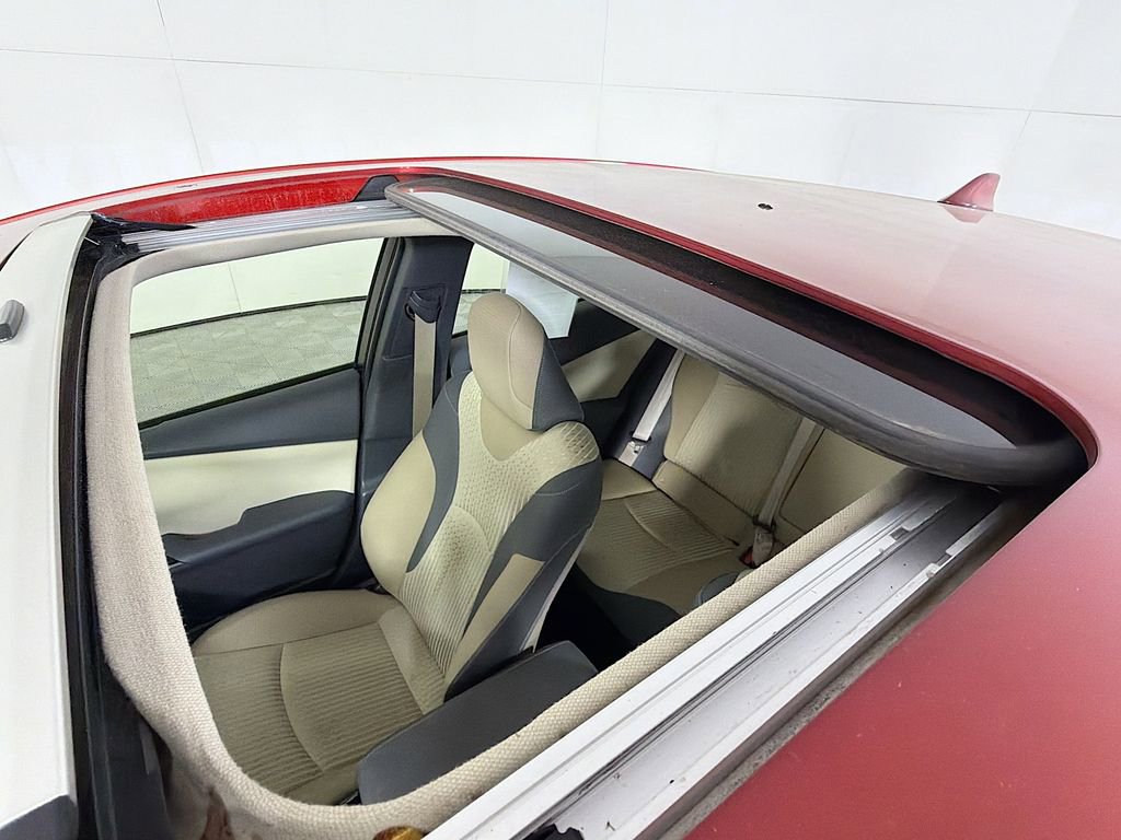 Used 2018 Toyota Prius Three w/ Advanced Technology Package image 16