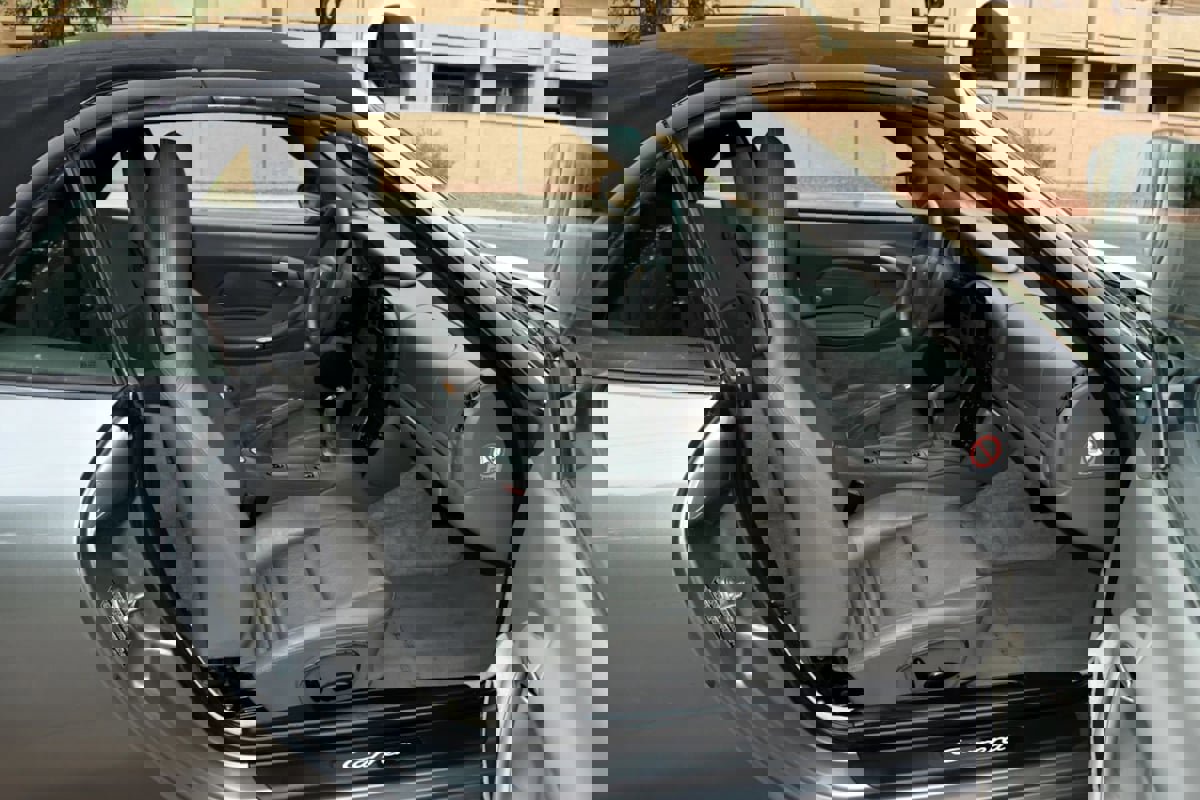 Used 2002 Porsche 911 Cabriolet image 24