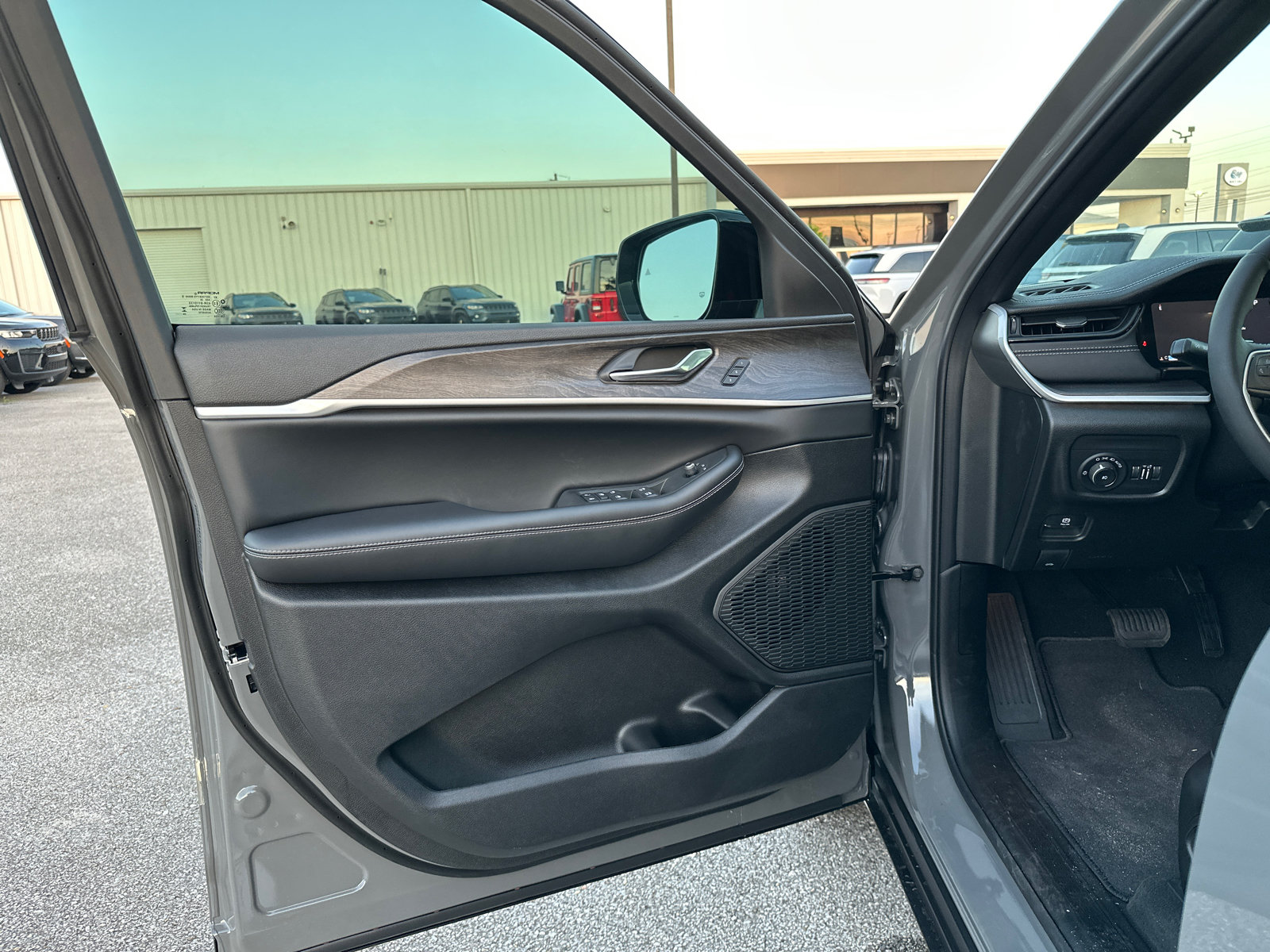 New 2027 Jeep Grand Cherokee L Limited w/ Limited Altitude Package RWD image 10