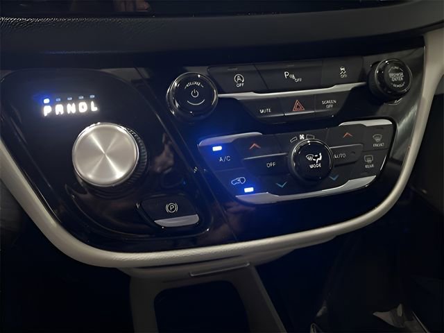 Used 2020 Chrysler Pacifica Touring-L FWD image 38