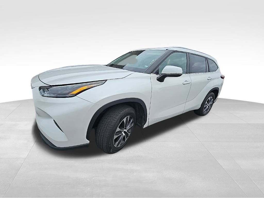 Used 2024 Toyota Highlander XLE image 2