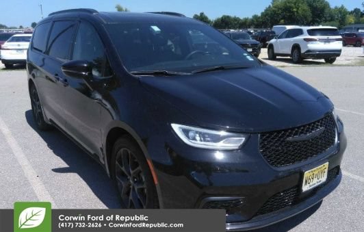 Used 2025 Chrysler Pacifica Limited FWD image 3