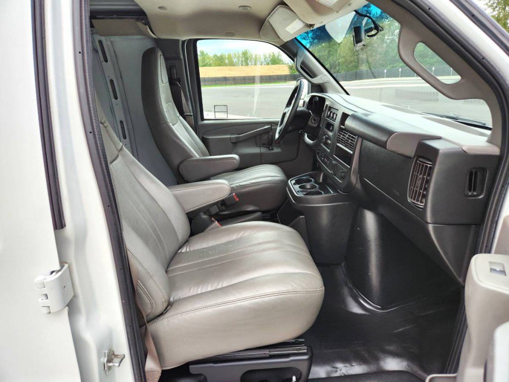 Used 2018 Chevrolet Express 2500 RWD image 14