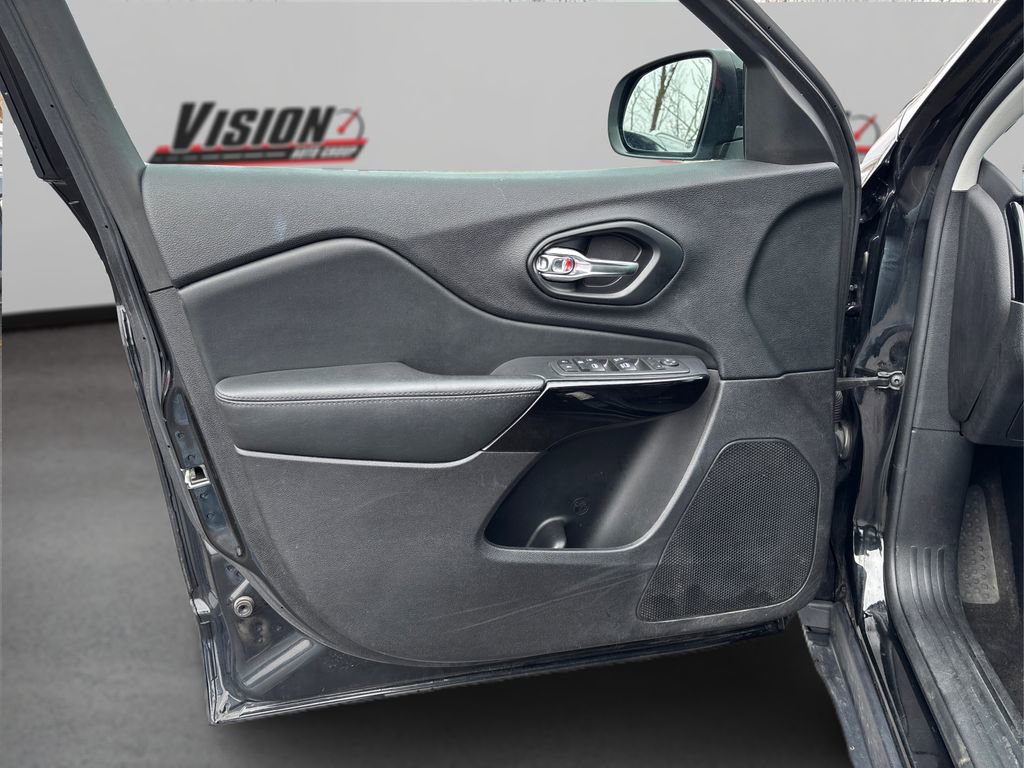 Used 2021 Jeep Cherokee Latitude Plus image 20