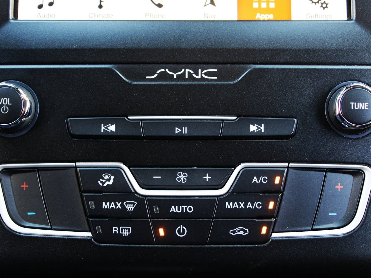 Used 2019 Ford Fusion SE FWD image 25