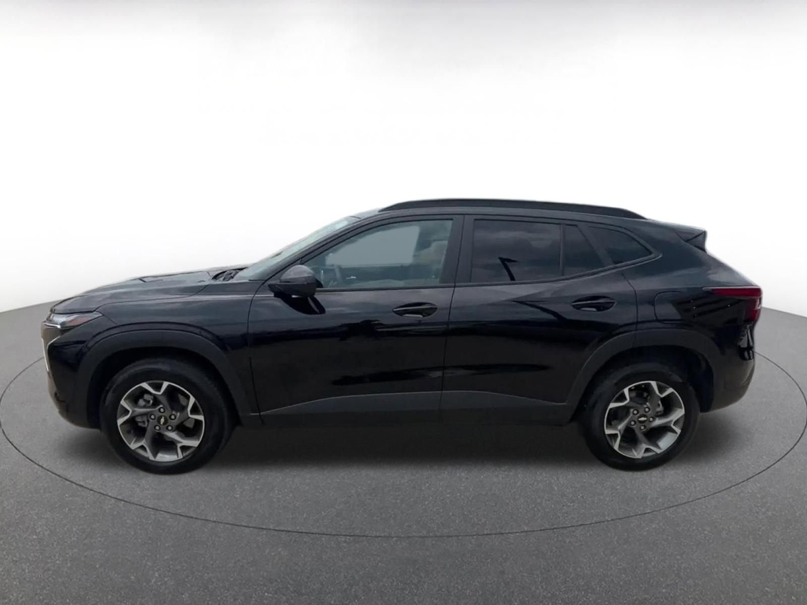 Used 2025 Chevrolet Trax LT FWD image 9