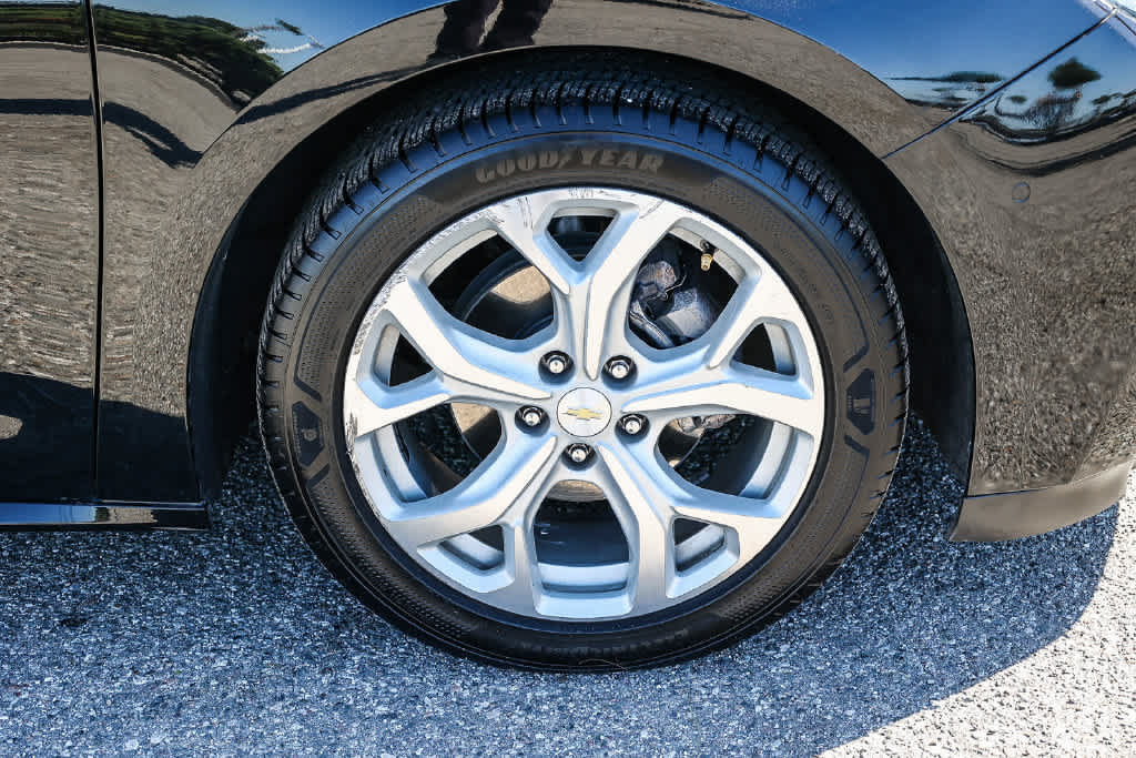 Used 2018 Chevrolet Volt Premier w/ Driver Confidence Package FWD image 9