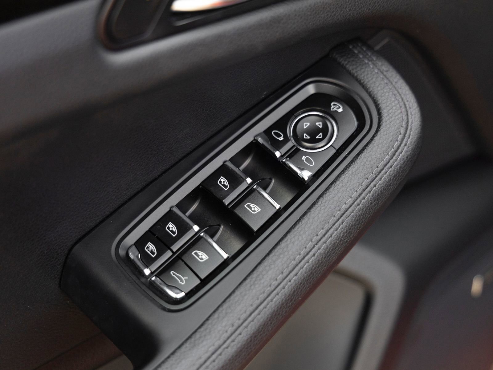 Certified 2024 Porsche Macan image 20