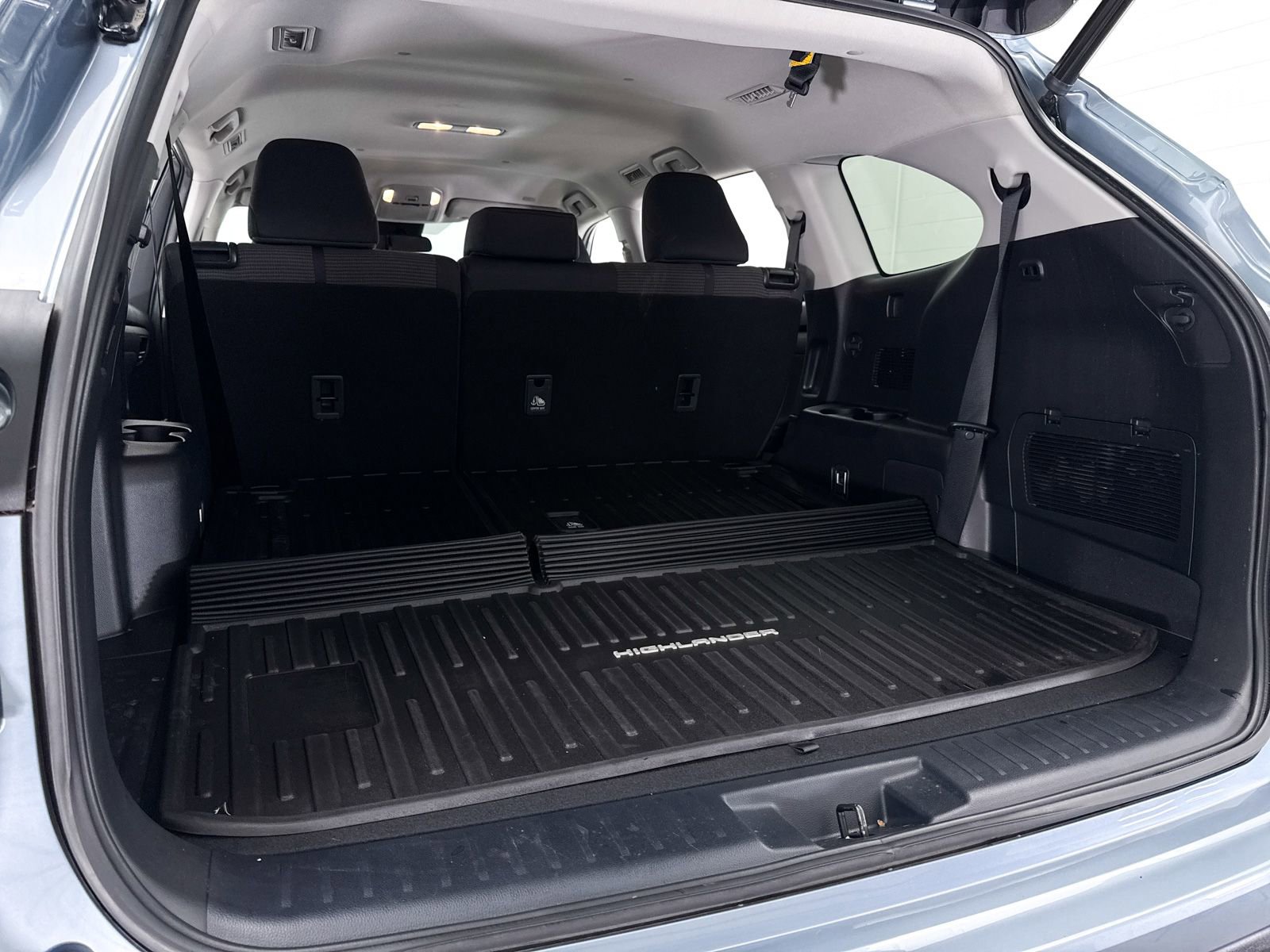 Used 2023 Toyota Highlander LE image 32