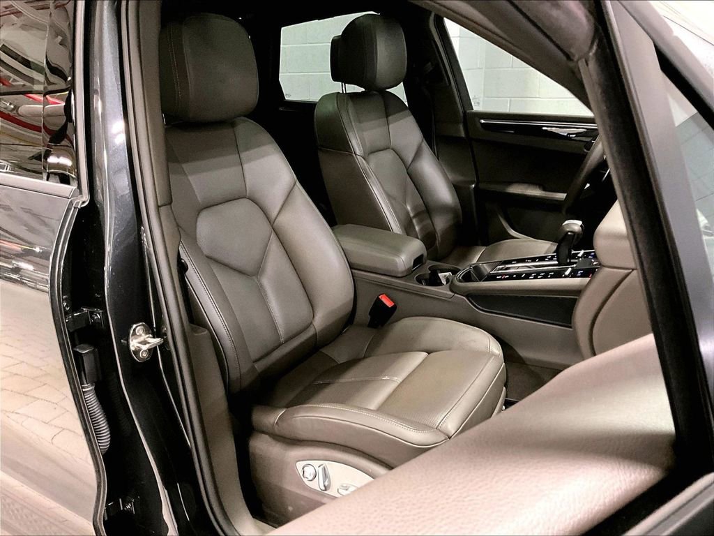 Certified 2024 Porsche Macan image 12