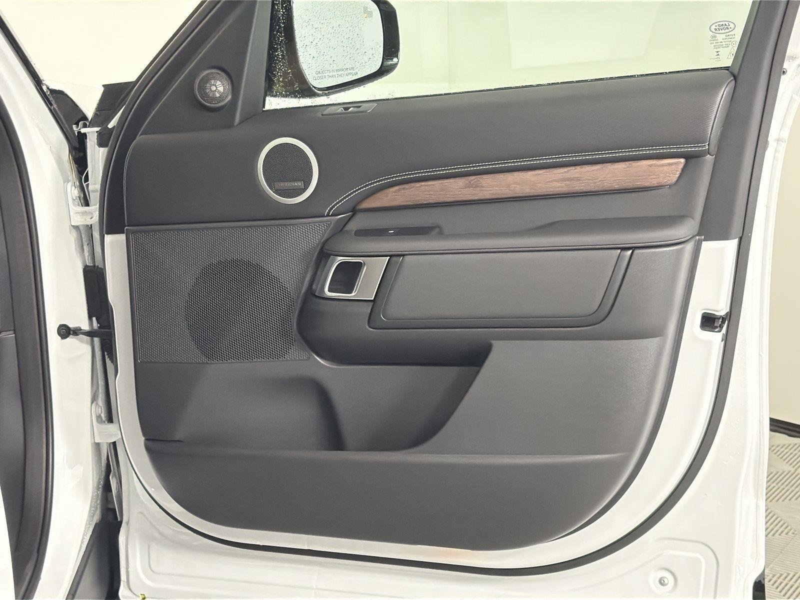 New 2026 Land Rover Discovery Dynamic SE image 31