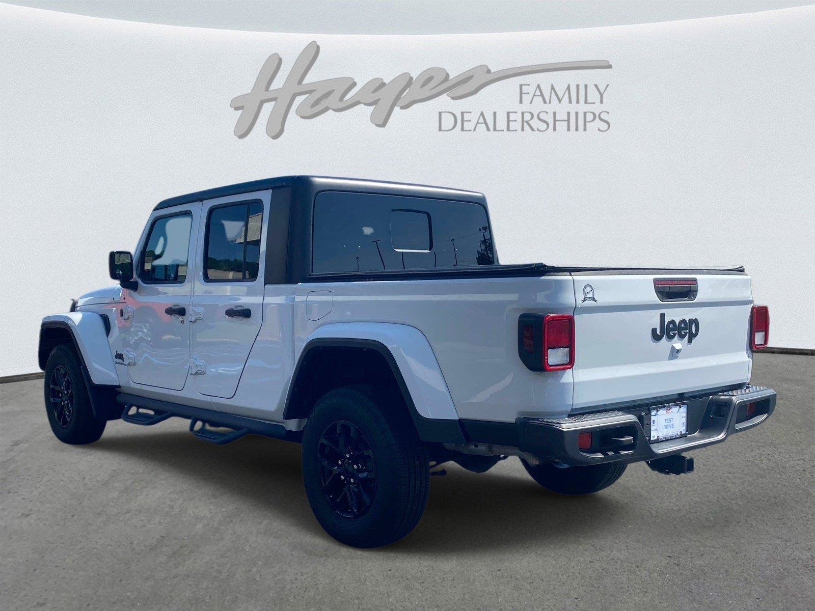 Used 2022 Jeep Gladiator Sport AWD/4WD image 6
