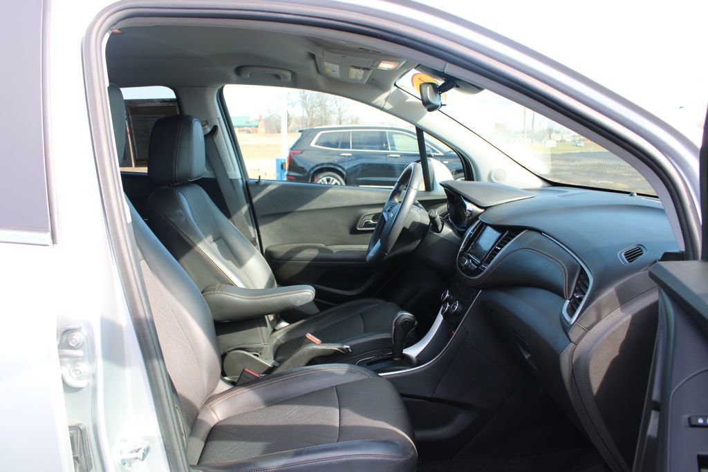 Used 2020 Chevrolet Trax LT w/ LT Convenience Package image 24