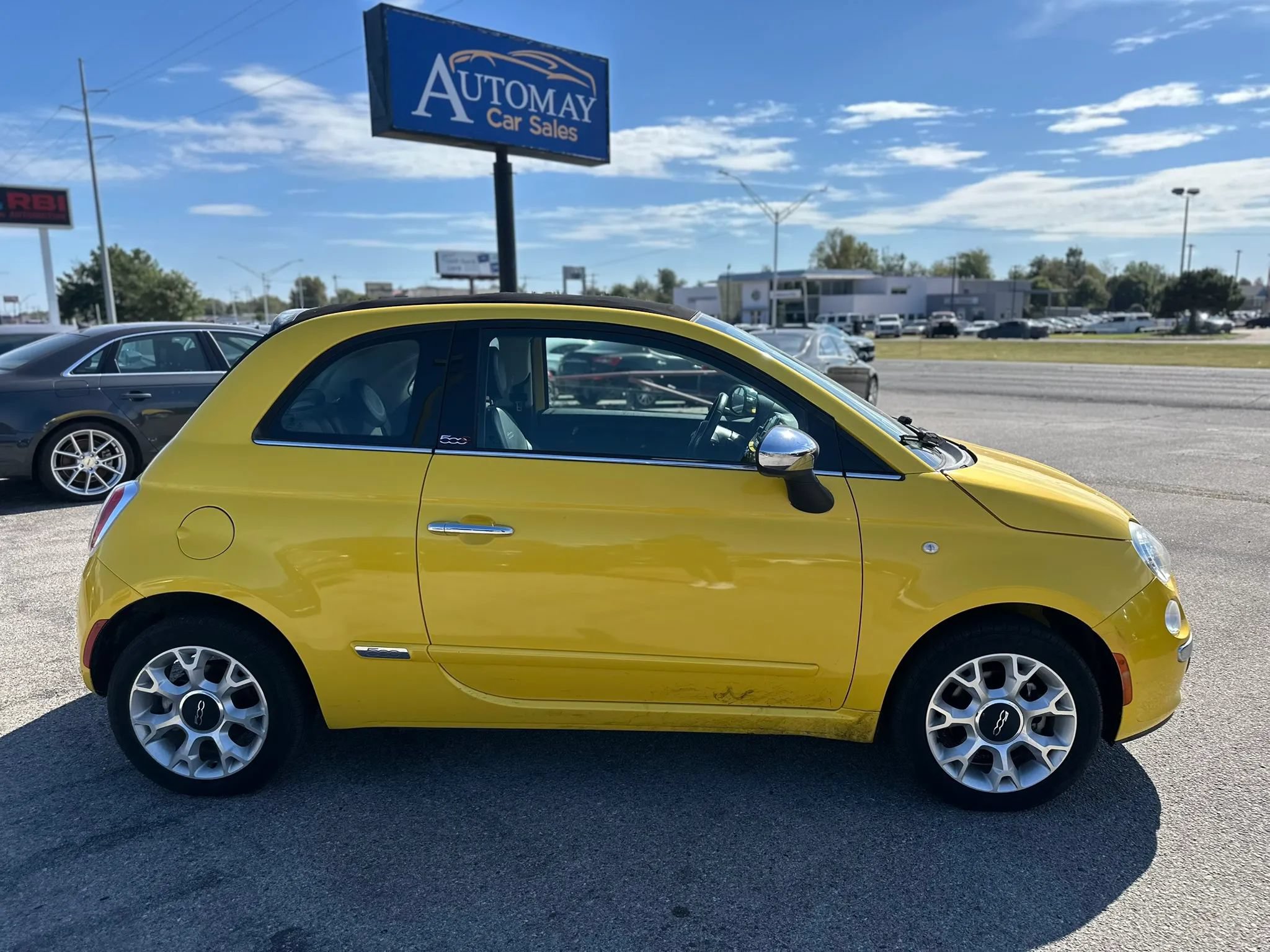 Used 2017 FIAT 500 Lounge FWD image 9