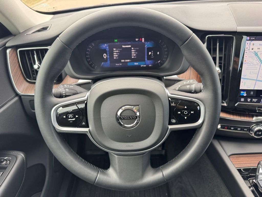 Used 2023 Volvo XC60 B5 Plus image 10