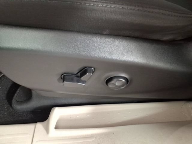 Used 2023 Chrysler Voyager LX FWD image 13