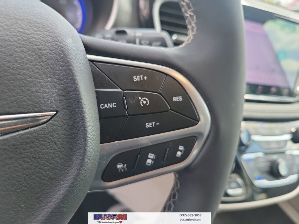 Used 2023 Chrysler Pacifica Touring-L FWD image 21