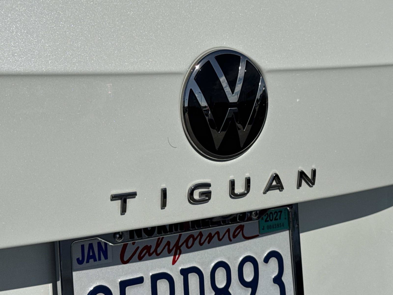 Certified 2023 Volkswagen Tiguan SE R-Line FWD image 29