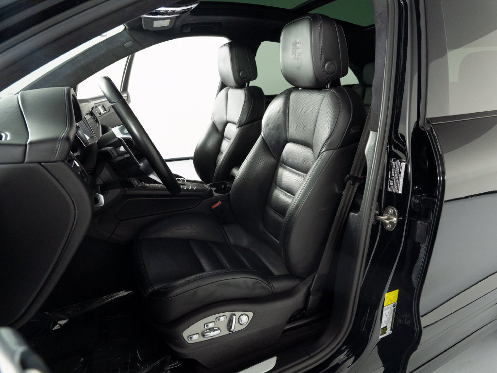 Certified 2021 Porsche Macan Turbo AWD/4WD image 10