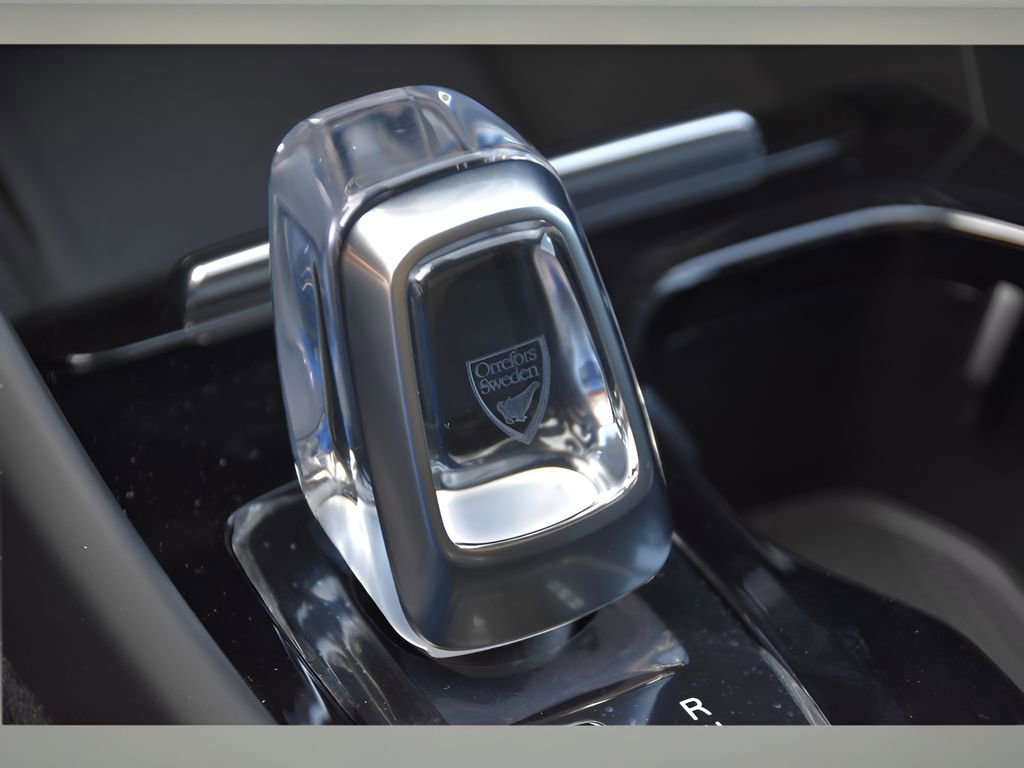 Certified 2025 Volvo XC40 B5 Ultra w/ Protection Package Premier image 35