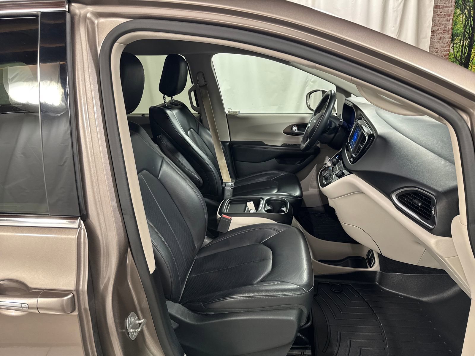 Used 2018 Chrysler Pacifica Touring-L FWD image 29