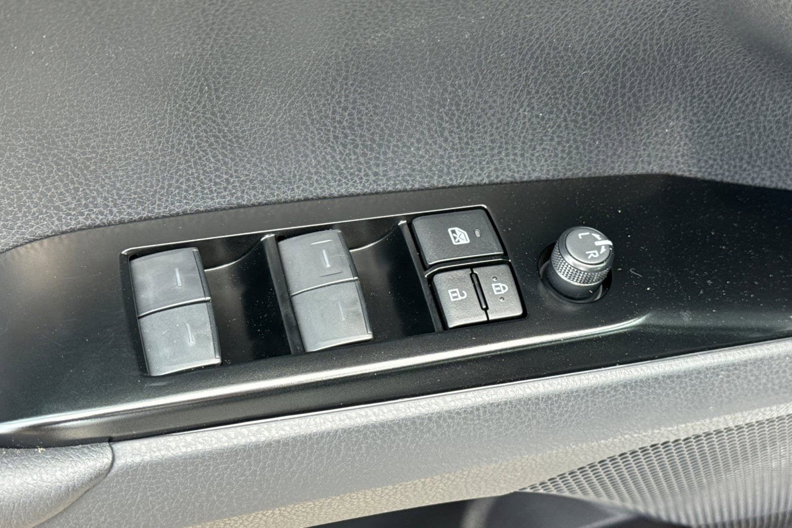 New 2026 Toyota Camry Hybrid FWD image 12
