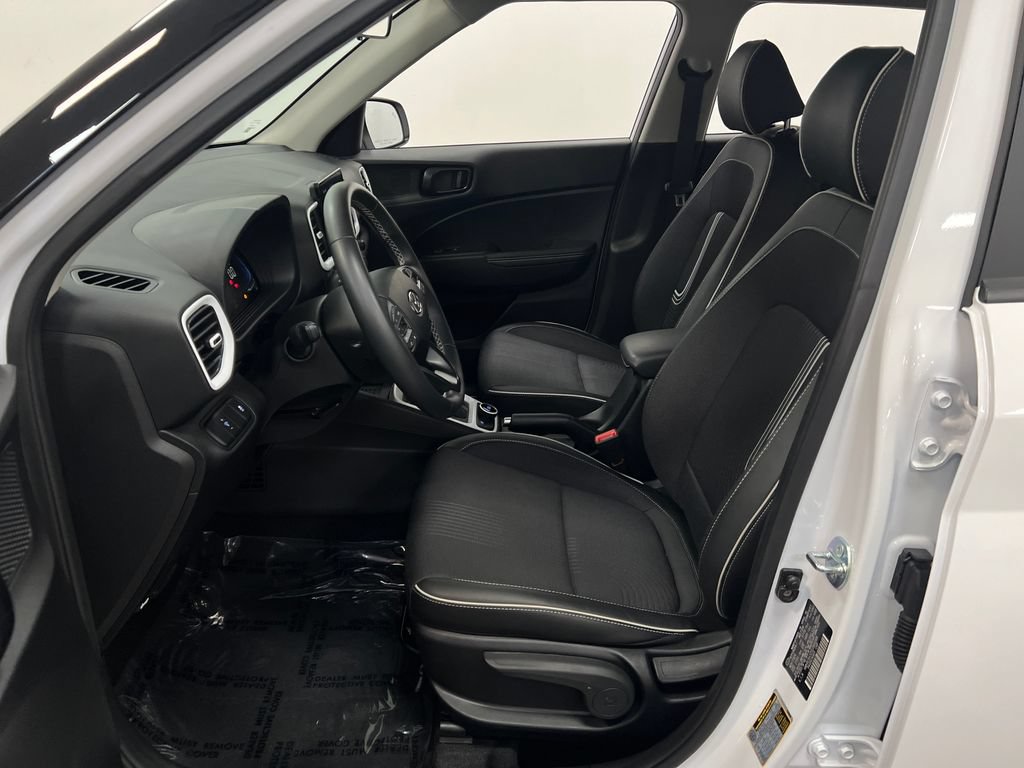 Used 2025 Hyundai Venue Limited FWD image 11